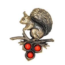 Фигурка Брошь Белочка на ветке с орешками ''СувенирАртель''