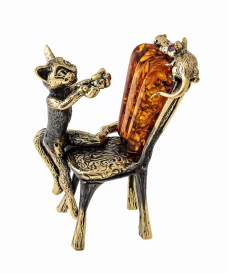 Кот на стуле ловит мышку 1442